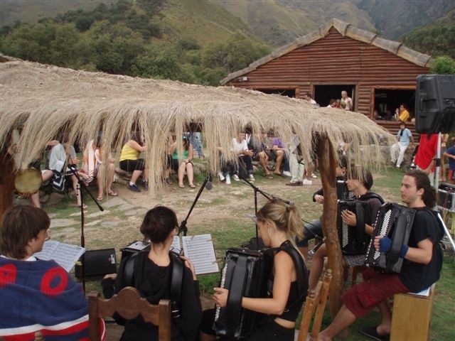 Organizado por la Euskal Etxea Kometxingon, concierto de la Orquesta de Acordeones de Aretxabaleta en el Mirador Cabeza de Indio (Merlo) en octubre de 2008